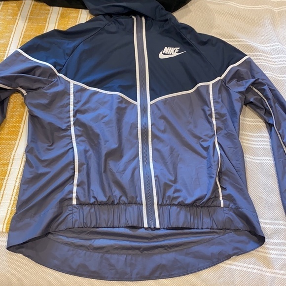 Nike Lightweight Rain Windbreaker Jacket EUC - Picture 15 of 16